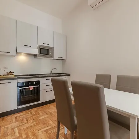 Rione Prati Elegant With Balcony Apartamento